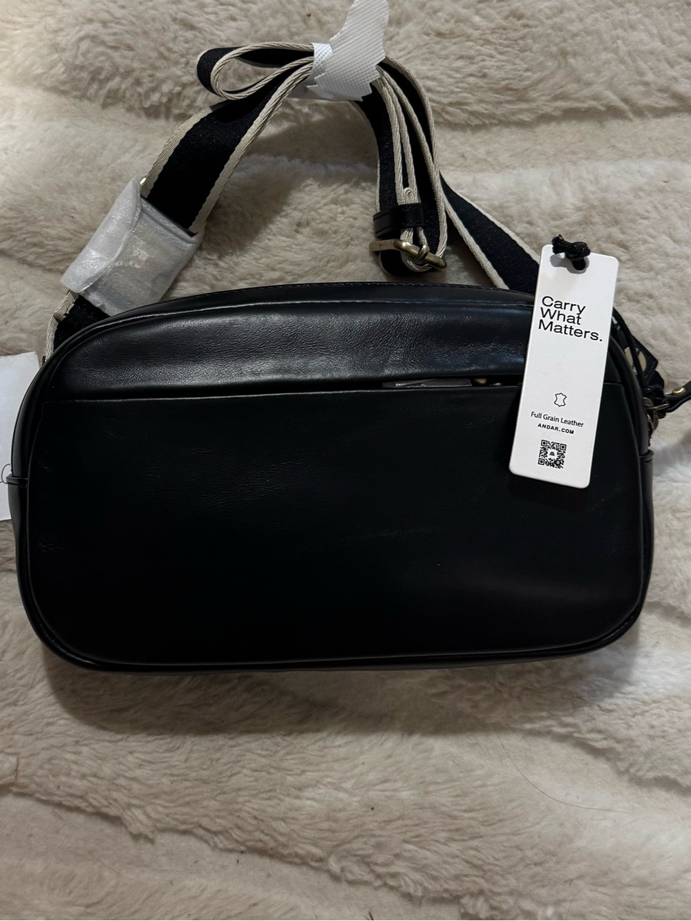 Andar Black Leather Crossbody Bag with Adjustable Strap